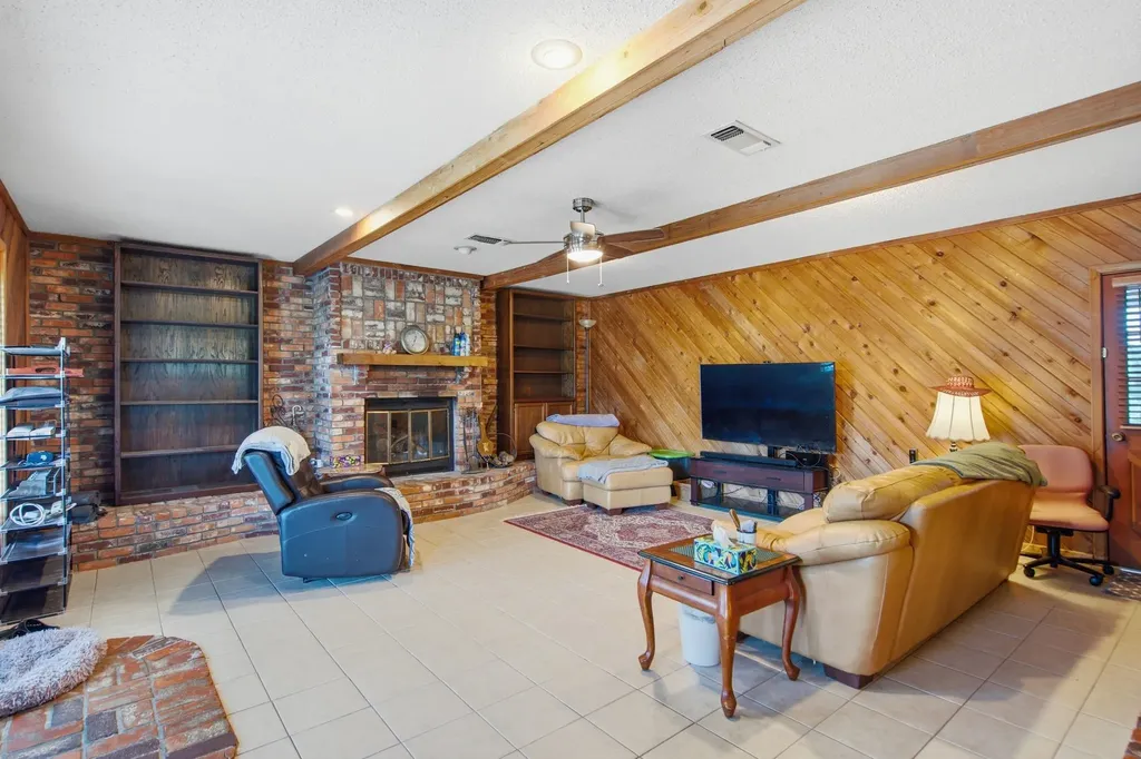 4574 N State Highway 121 Bonham TX 75418