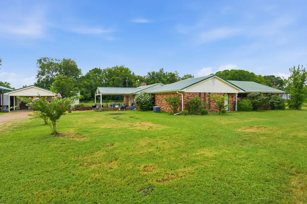 4574 N State Highway 121 Bonham TX 75418