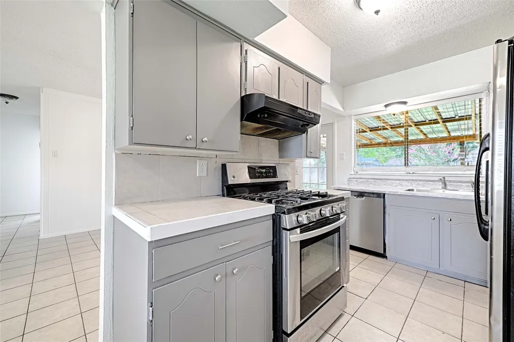 810 Waikiki Drive Garland TX 75043