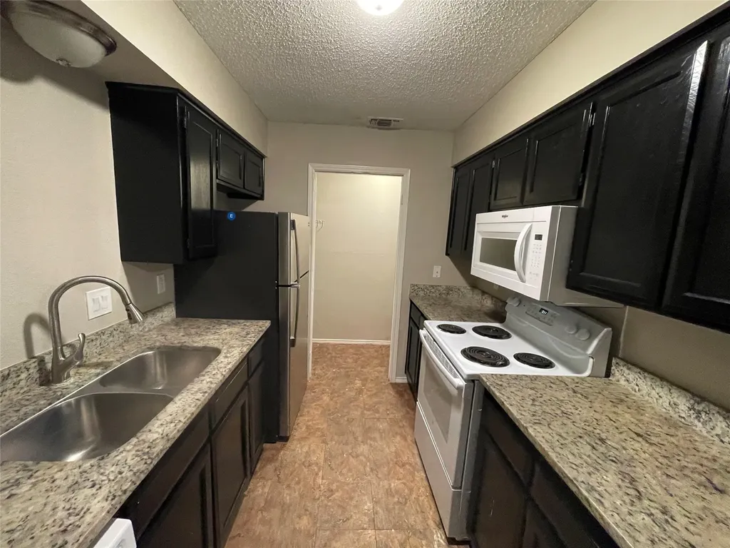104 Oak Wood Lane Kennedale TX 76060