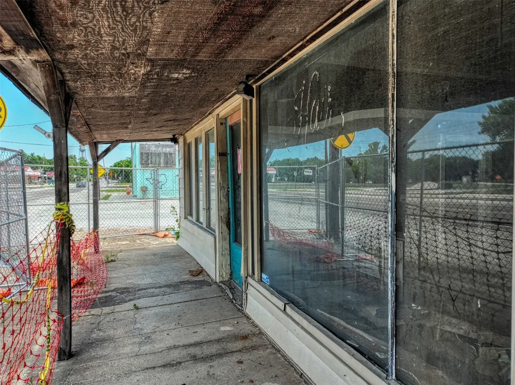110 N Wickham Street Alvord TX 76225