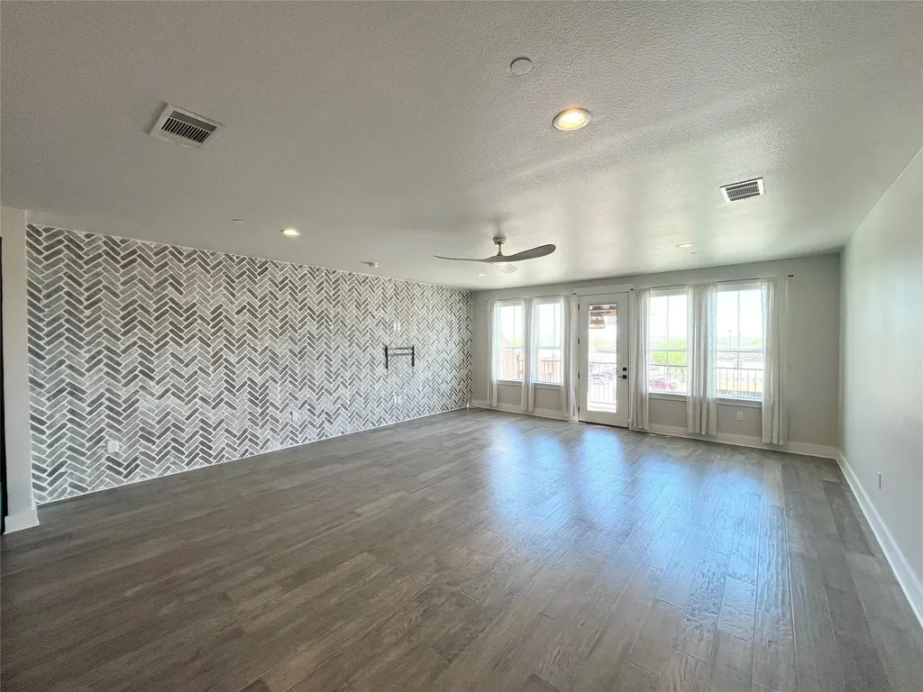 251 S Mill Street Lewisville TX 75057