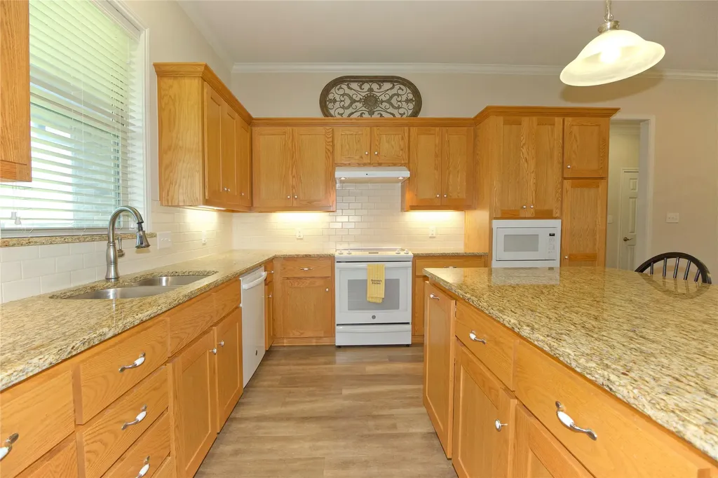 318 E 4th Street Lindsay TX 76250