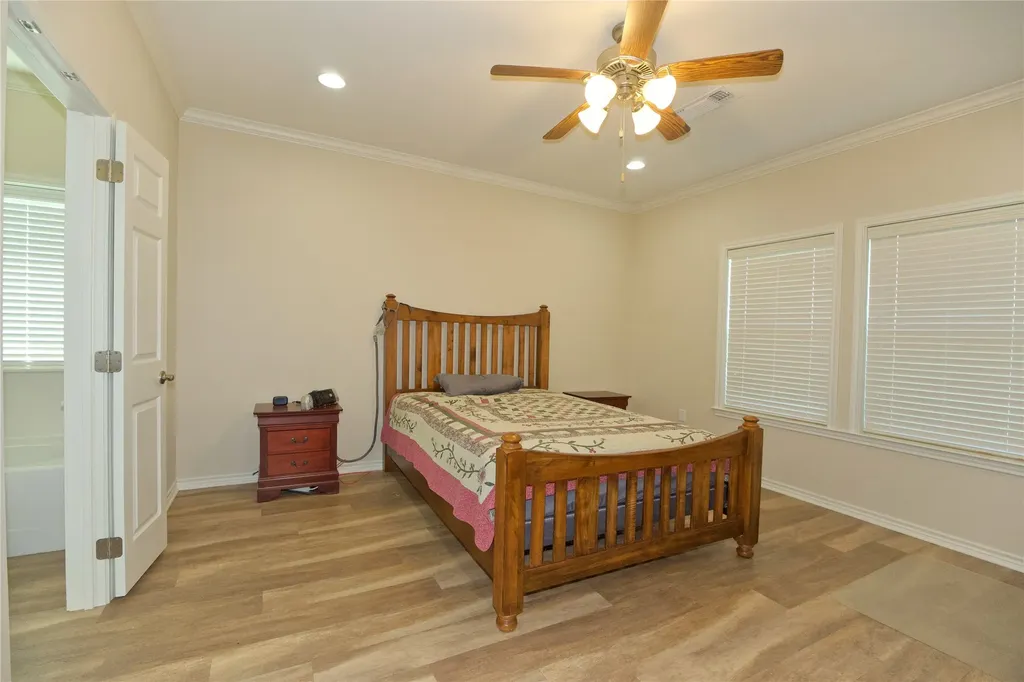 318 E 4th Street Lindsay TX 76250