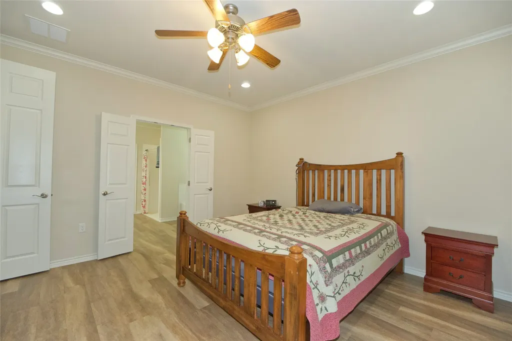 318 E 4th Street Lindsay TX 76250