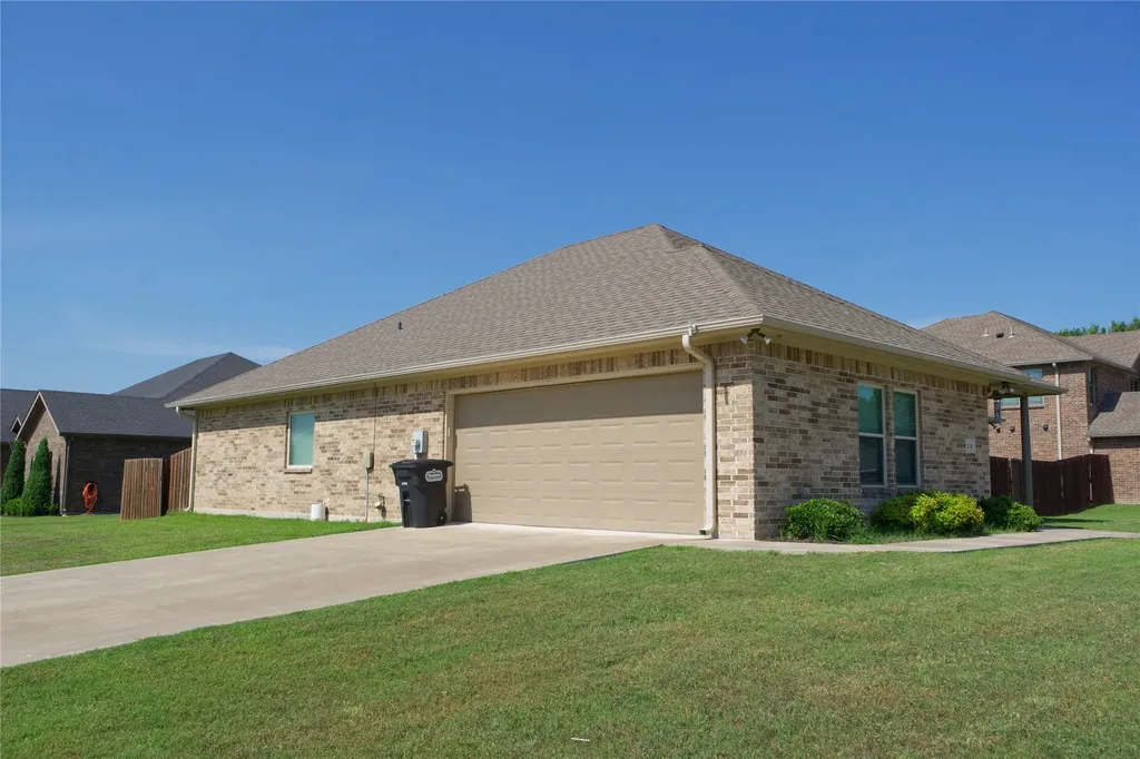 318 E 4th Street Lindsay TX 76250