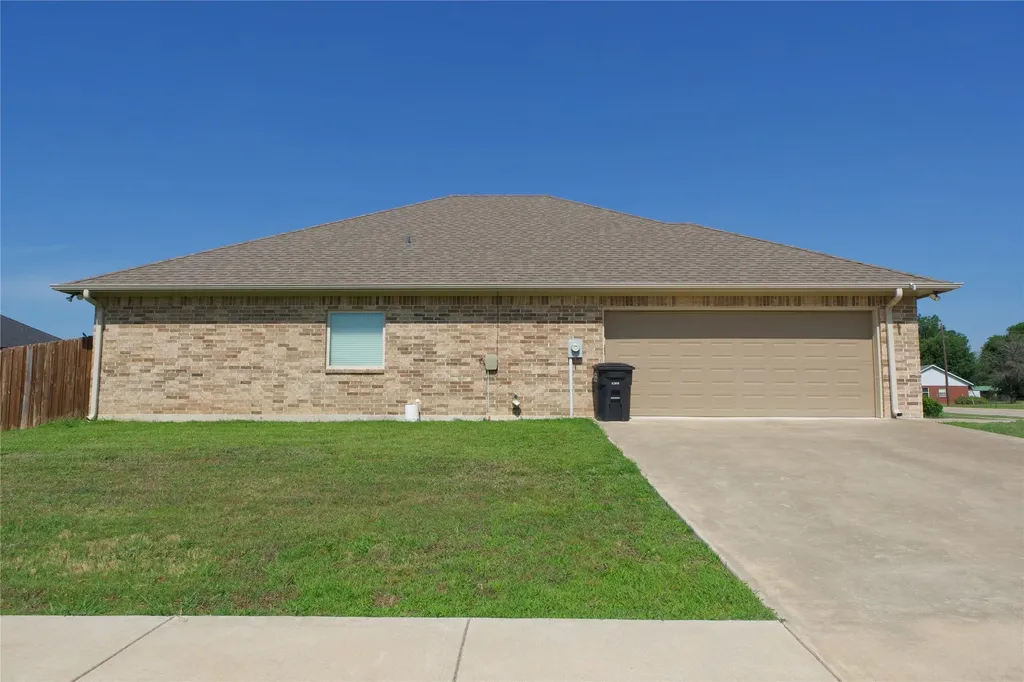 318 E 4th Street Lindsay TX 76250