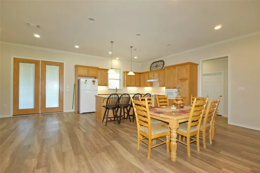 318 E 4th Street Lindsay TX 76250