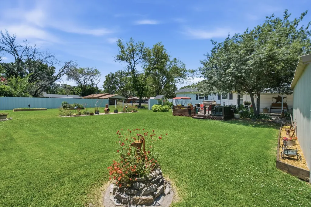206 E North Street Aubrey TX 76227