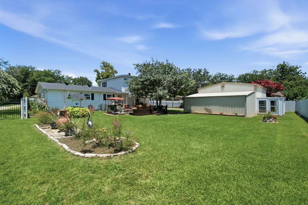 206 E North Street Aubrey TX 76227