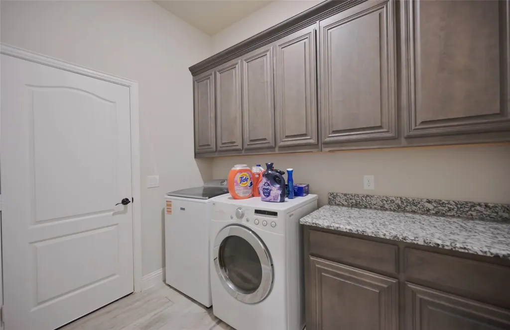 213 Oakcrest Drive Justin TX 76247