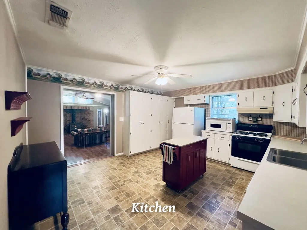 230 Scenic Loop Hawkins TX 75765