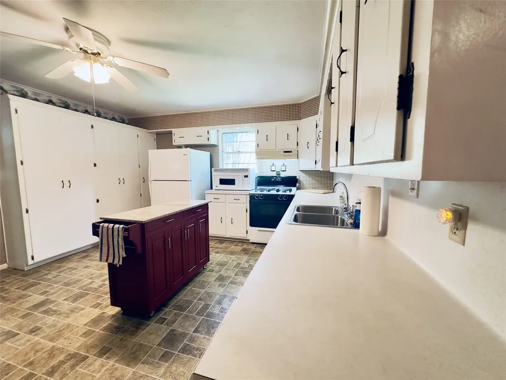 230 Scenic Loop Hawkins TX 75765