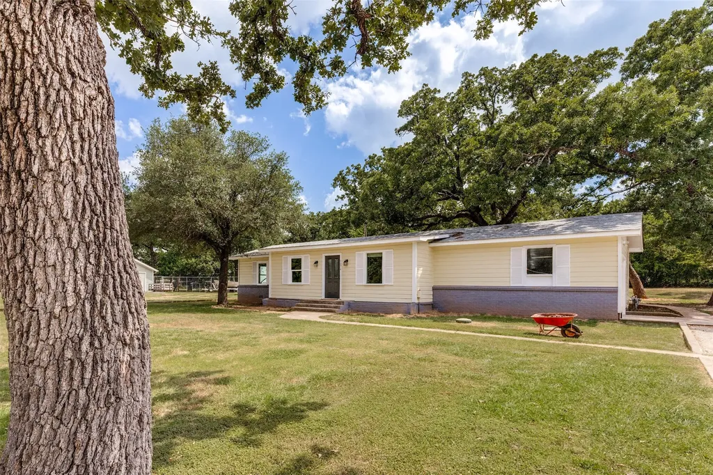 3074 W Highway 114 Paradise TX 76073