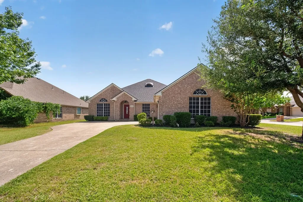 2723 Lake Way Drive Grand Prairie TX 75052