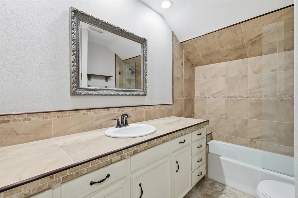 2703 Chinquapin Oak Lane Arlington TX 76012