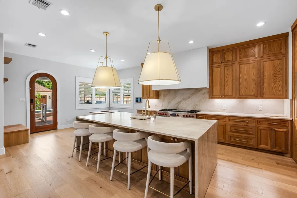 814 E Wall Street Grapevine TX 76051