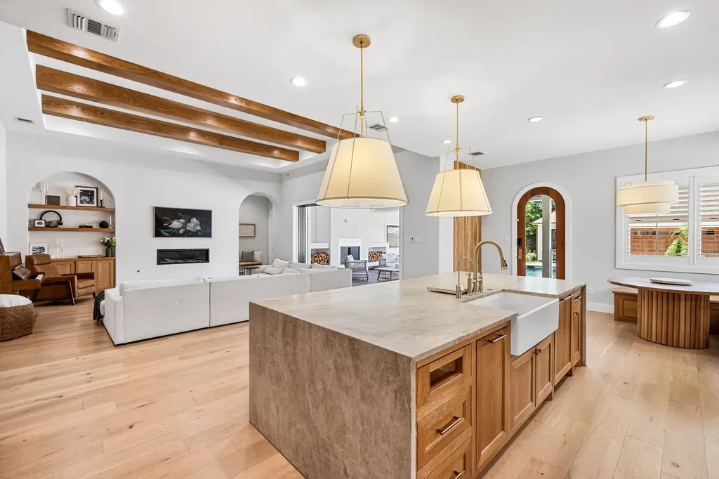 814 E Wall Street Grapevine TX 76051
