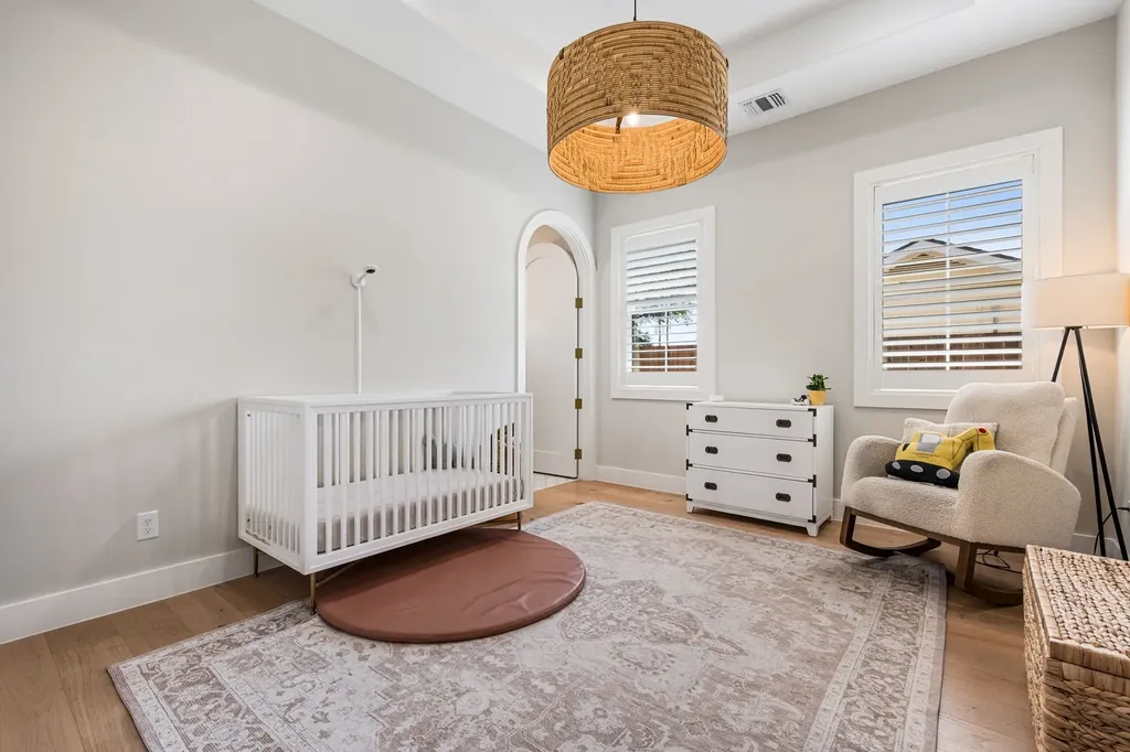 814 E Wall Street Grapevine TX 76051
