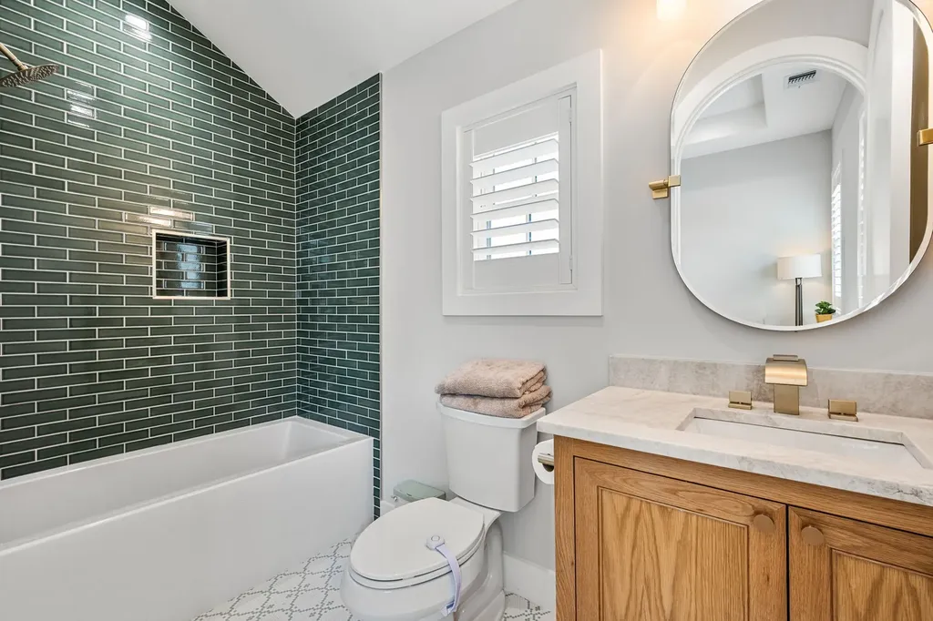 814 E Wall Street Grapevine TX 76051