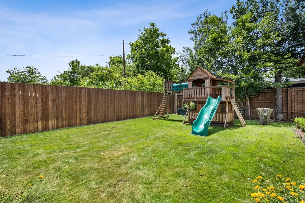 814 E Wall Street Grapevine TX 76051