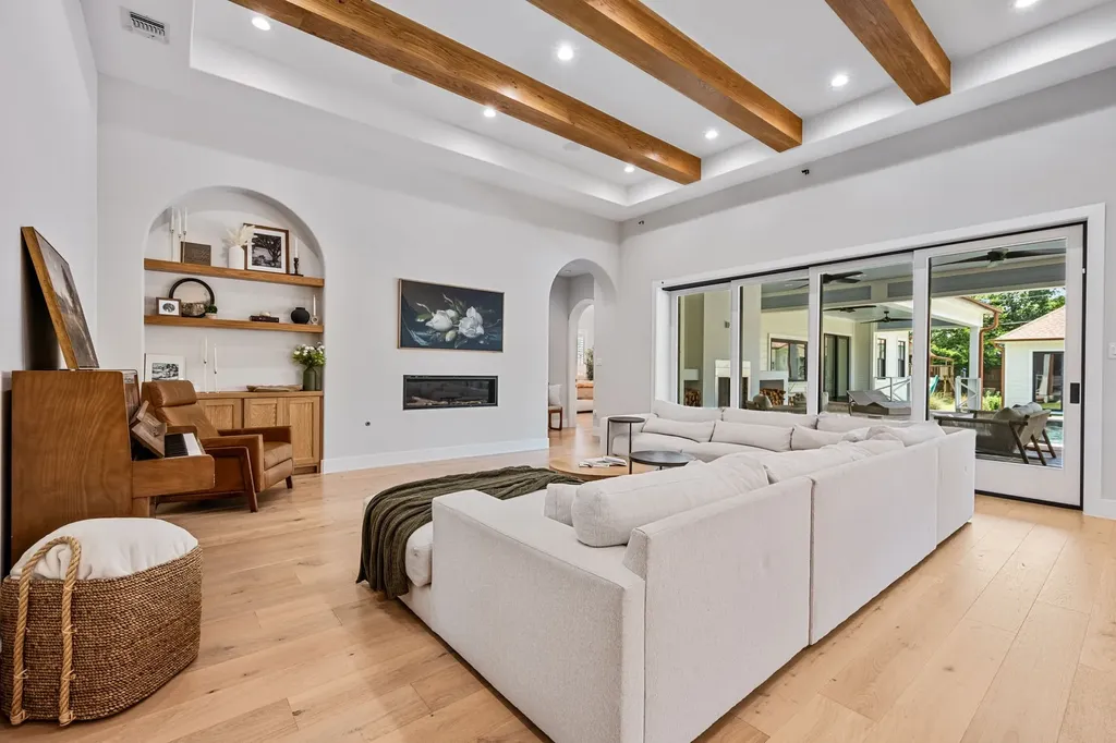 814 E Wall Street Grapevine TX 76051
