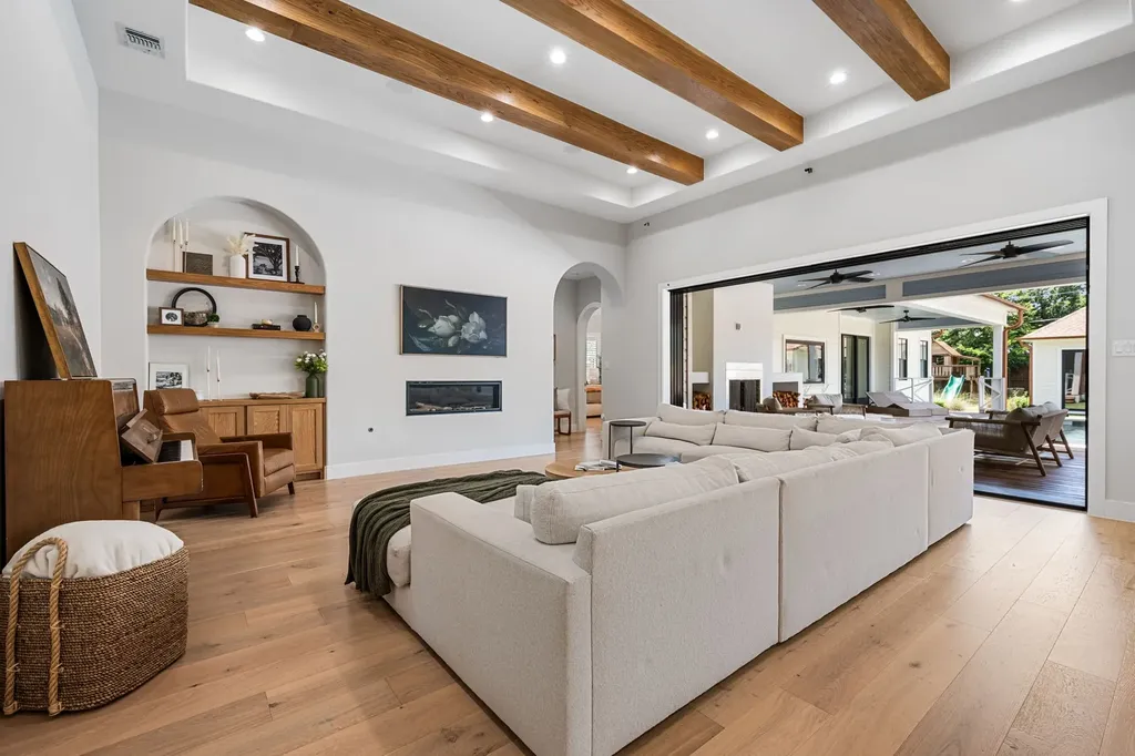 814 E Wall Street Grapevine TX 76051