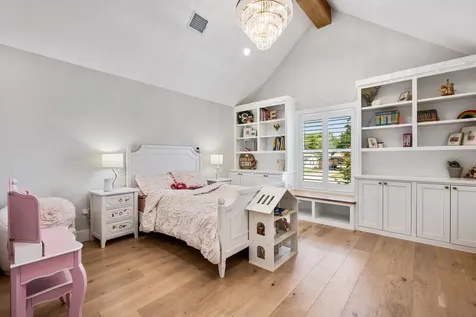 814 E Wall Street Grapevine TX 76051