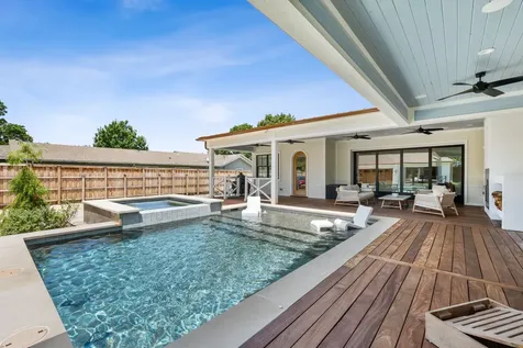 814 E Wall Street Grapevine TX 76051
