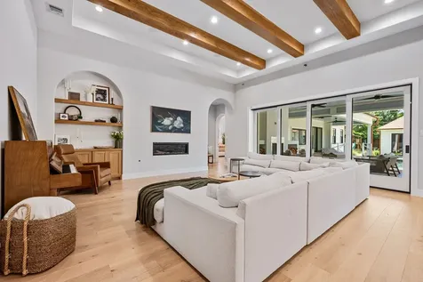814 E Wall Street Grapevine TX 76051