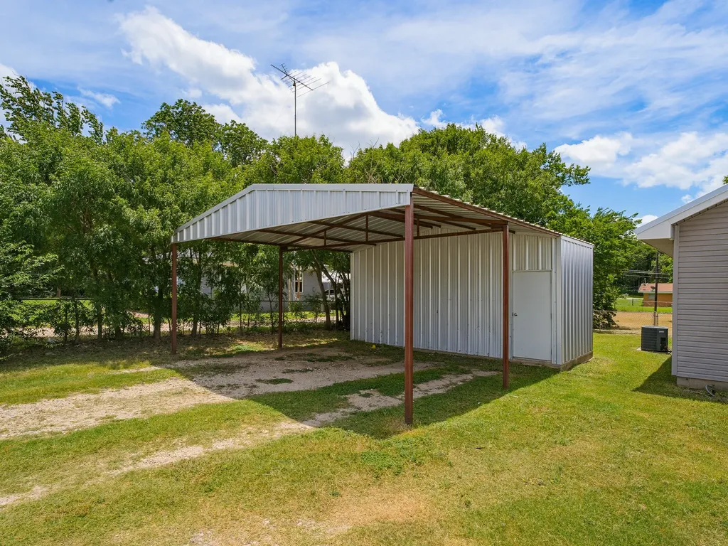 180 Trail Drive Bowie TX 76230