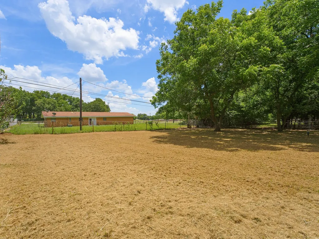 180 Trail Drive Bowie TX 76230