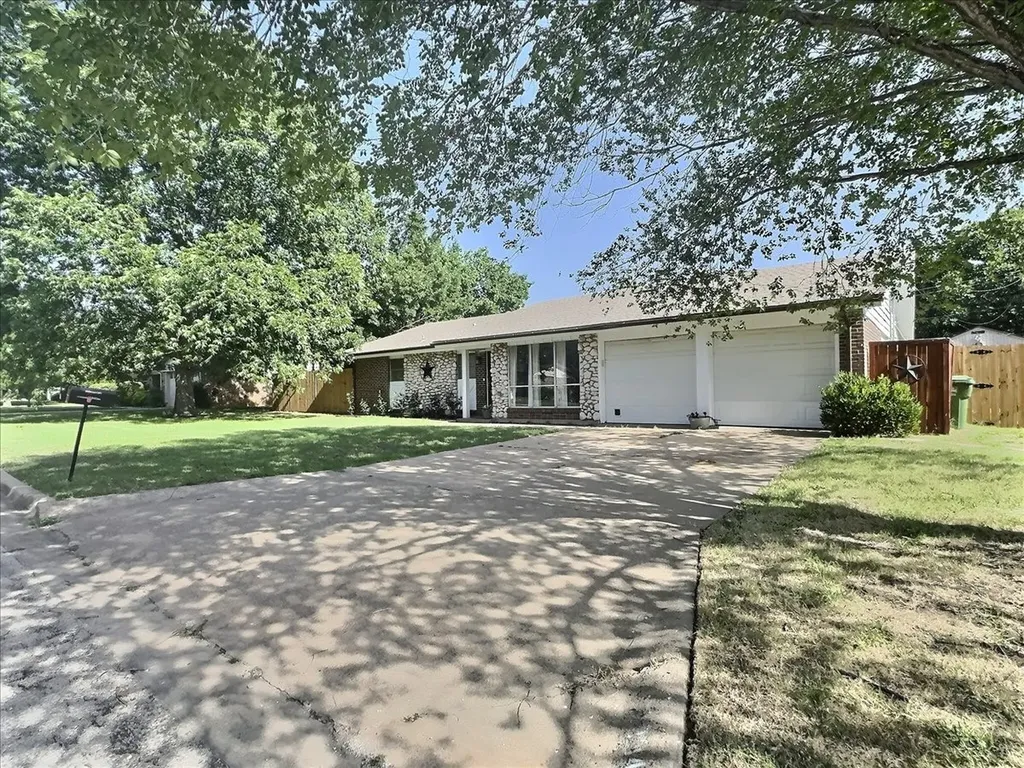 2304 SE 10th Mineral Wells TX 76067