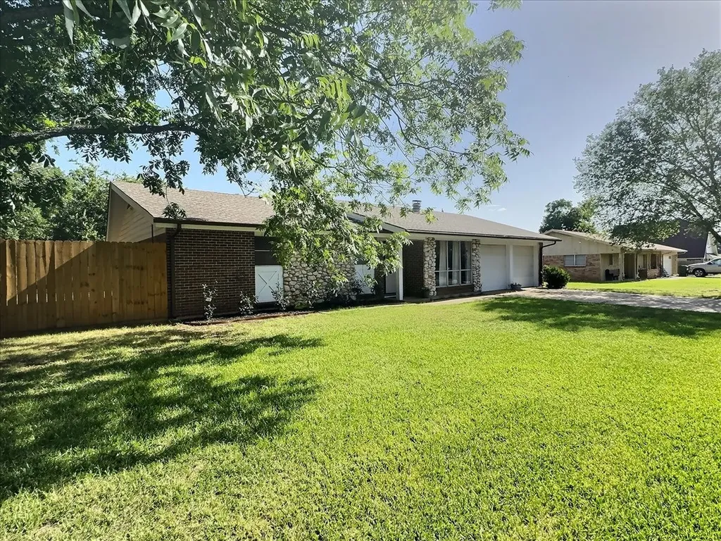 2304 SE 10th Mineral Wells TX 76067