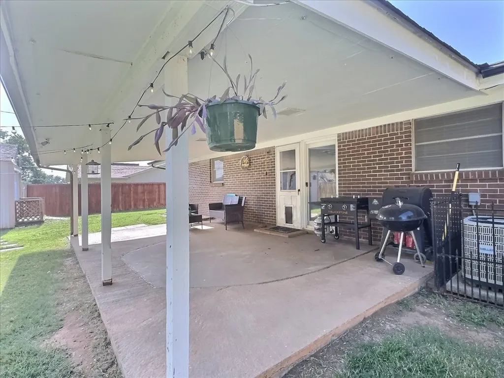 2304 SE 10th Mineral Wells TX 76067