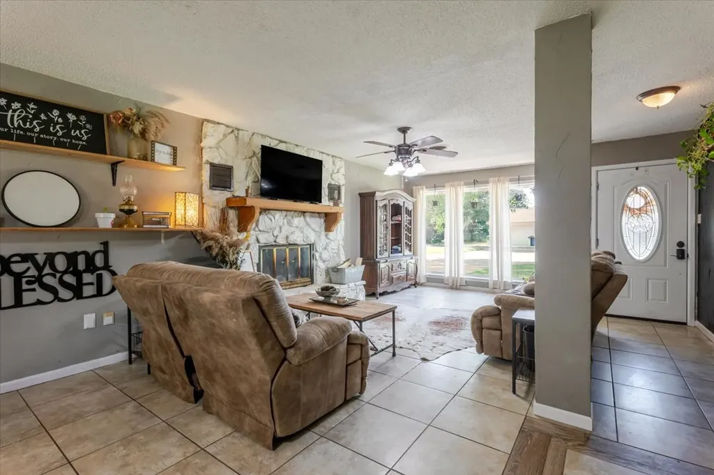 2304 SE 10th Mineral Wells TX 76067