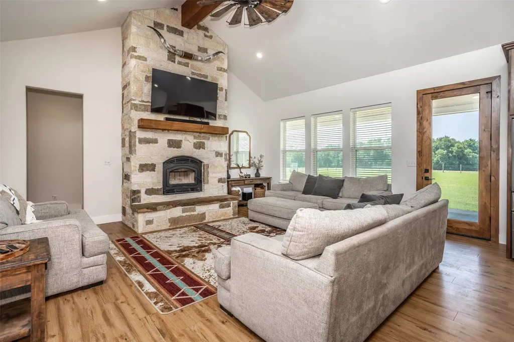405 County Road 156 Whitesboro TX 76273