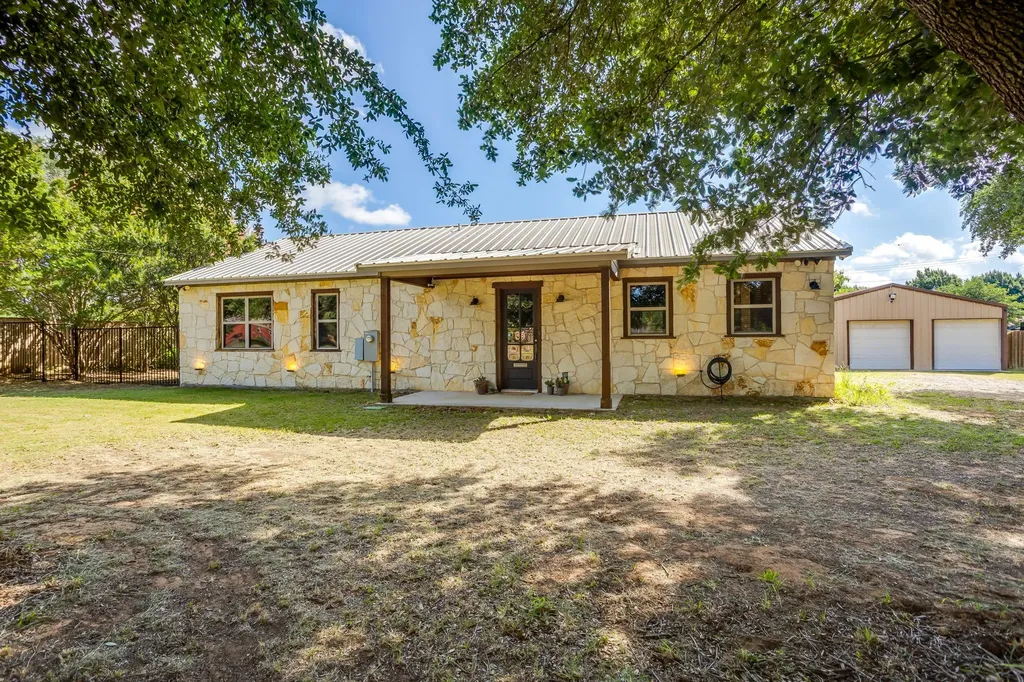 816 Alan Drive Burleson TX 76028