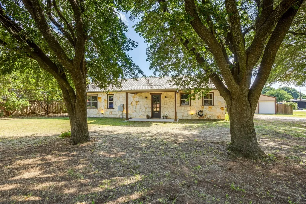 816 Alan Drive Burleson TX 76028