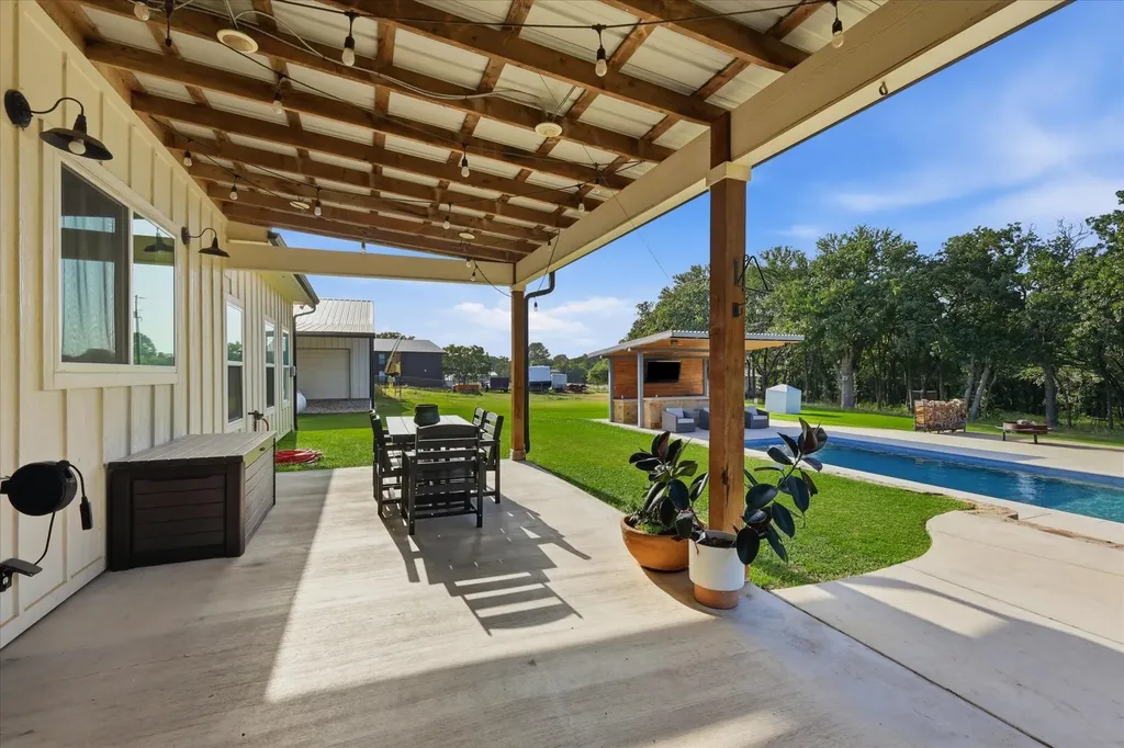 596 County Road 4668 Rhome TX 76078