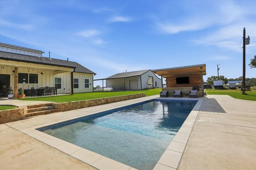 596 County Road 4668 Rhome TX 76078
