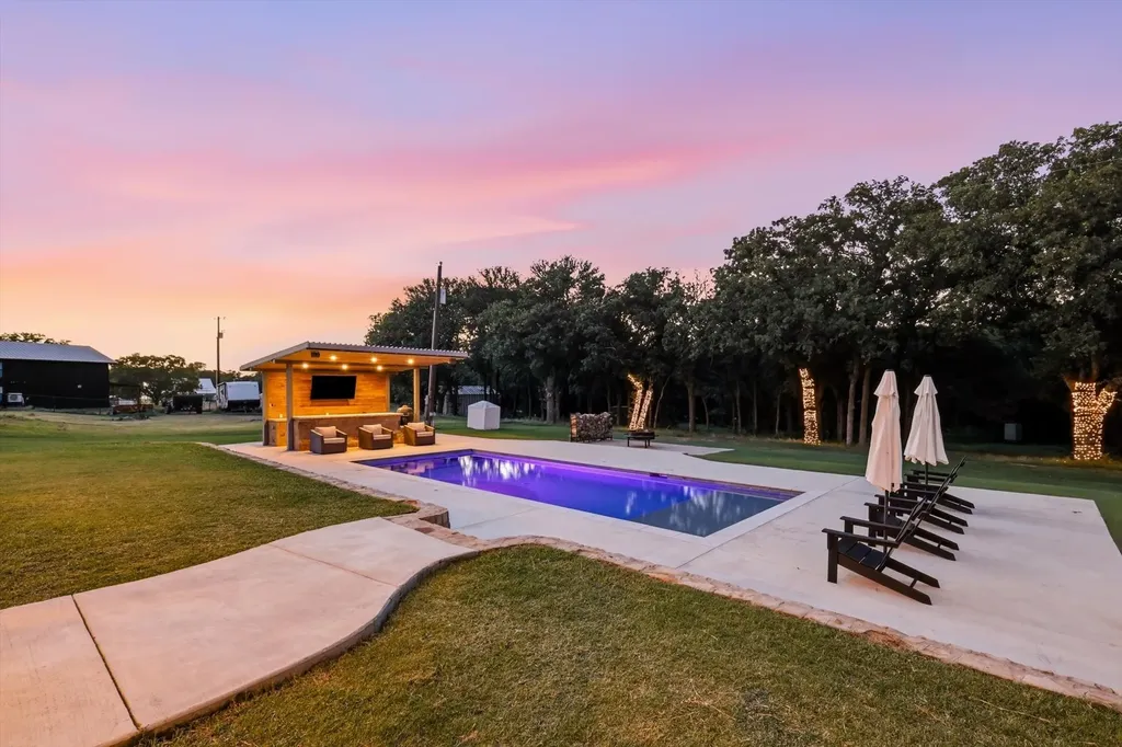 596 County Road 4668 Rhome TX 76078