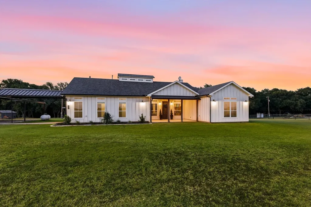 596 County Road 4668 Rhome TX 76078