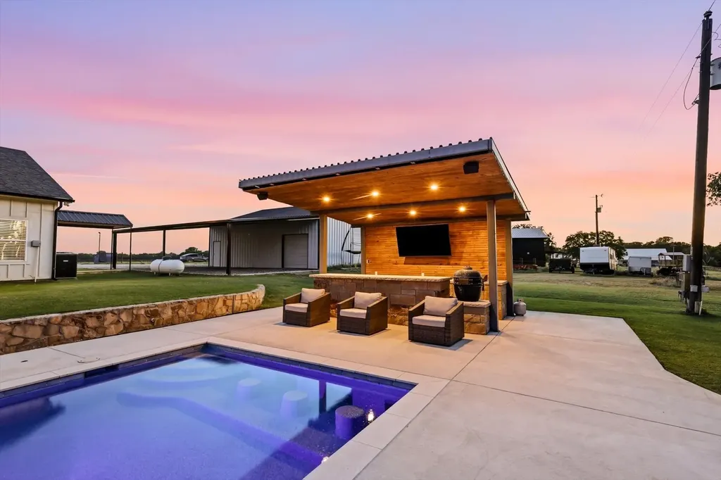 596 County Road 4668 Rhome TX 76078
