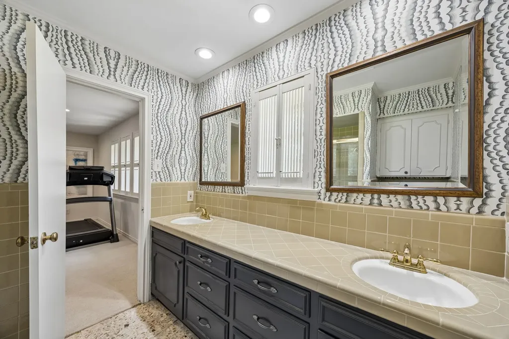 6829 Midcrest Drive Dallas TX 75254
