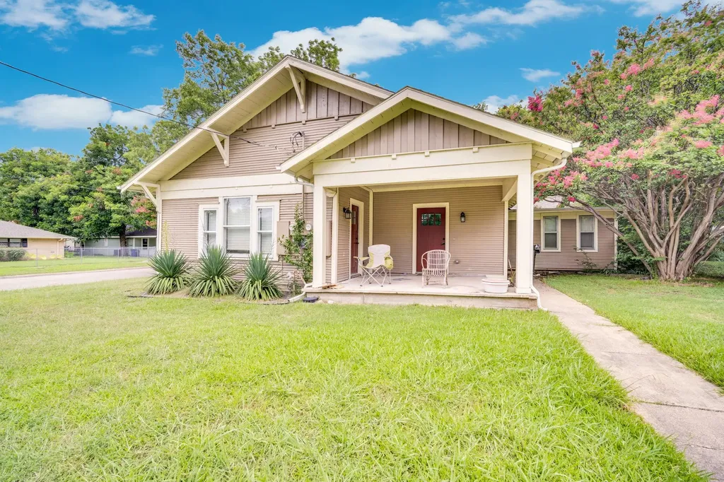 208 W Denton Street Ennis TX 75119