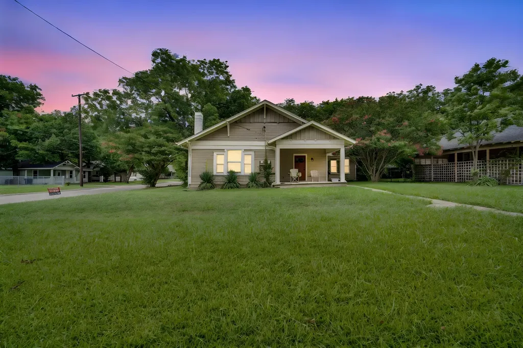 208 W Denton Street Ennis TX 75119