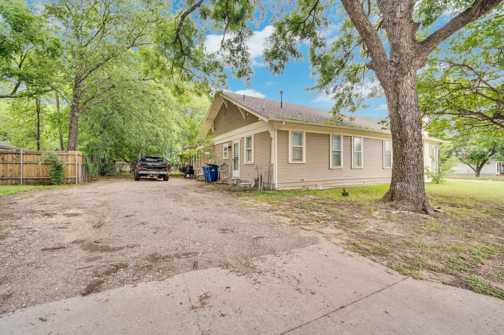 208 W Denton Street Ennis TX 75119