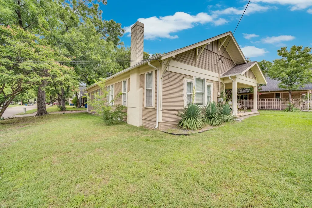208 W Denton Street Ennis TX 75119