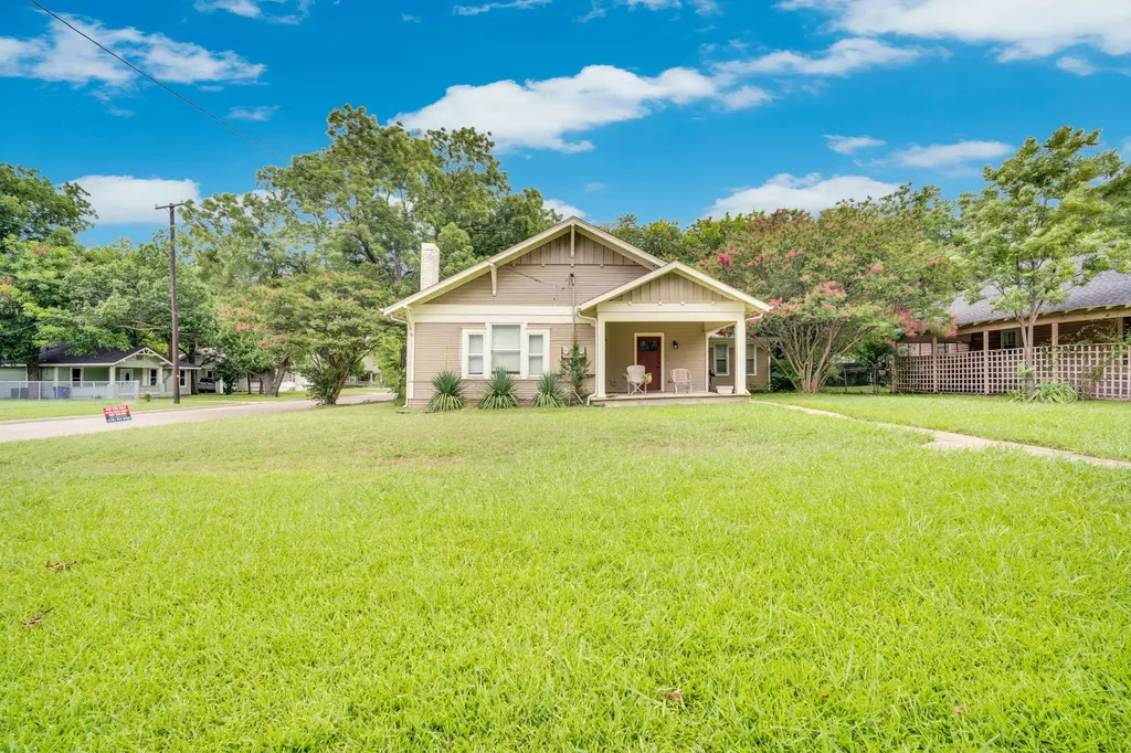 208 W Denton Street Ennis TX 75119